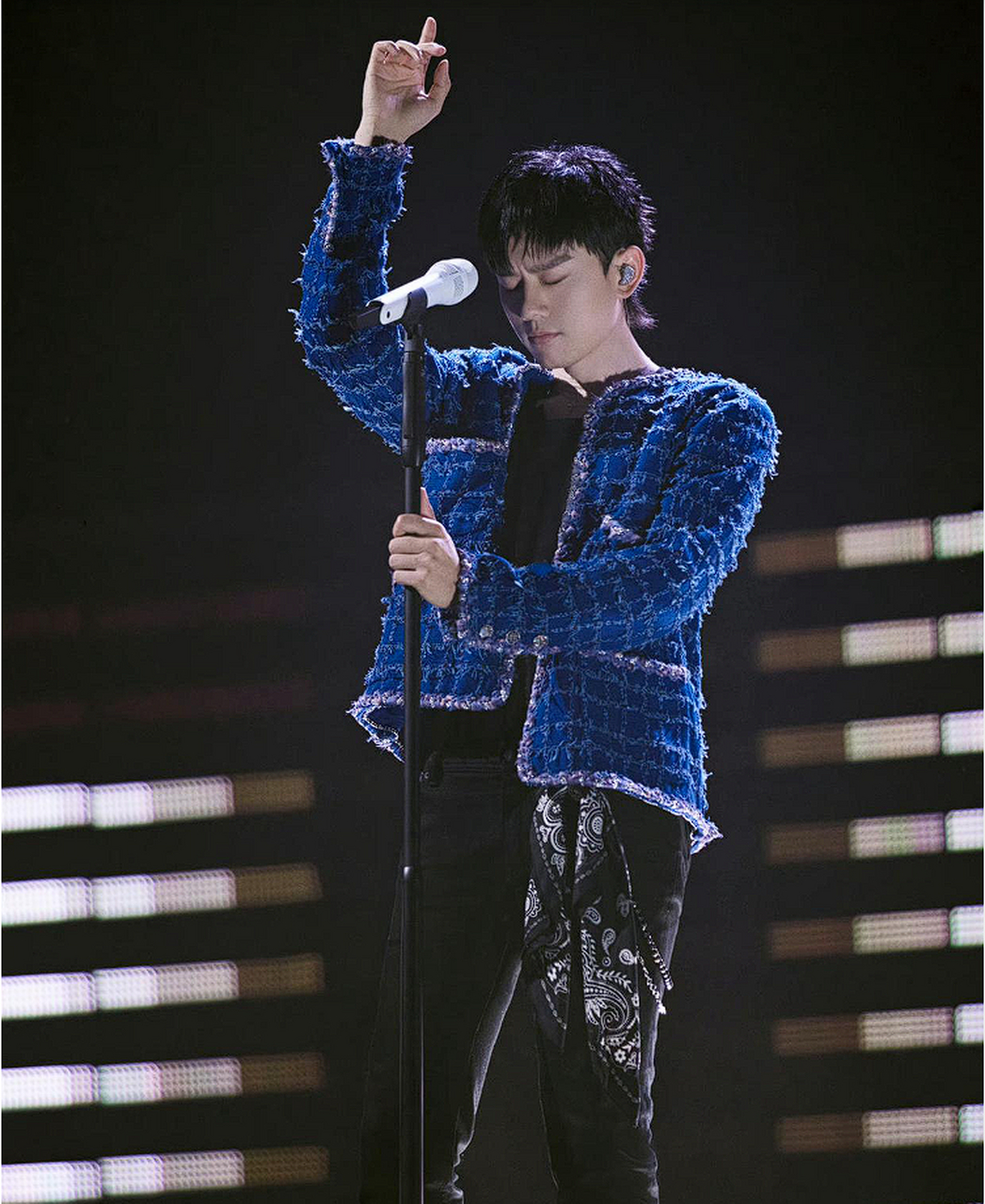 《安九》幕后采访中,主持人问张杰有没有快乐与悲伤都写在脸上的