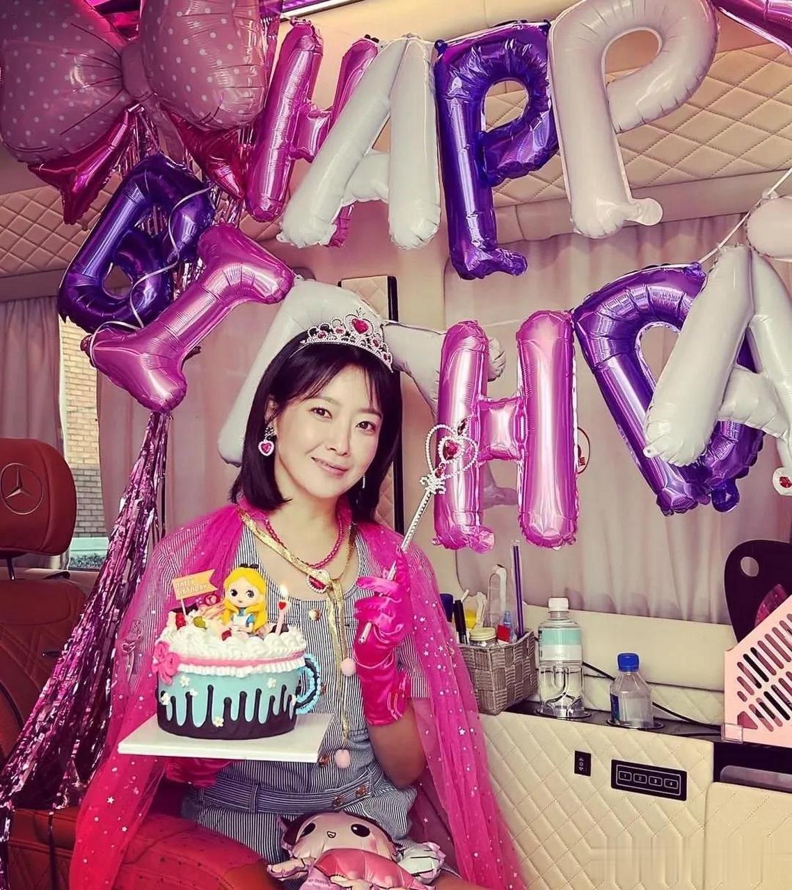 6日,演员金喜善在自己的instagram上上传了多张照片,并写道"谢谢