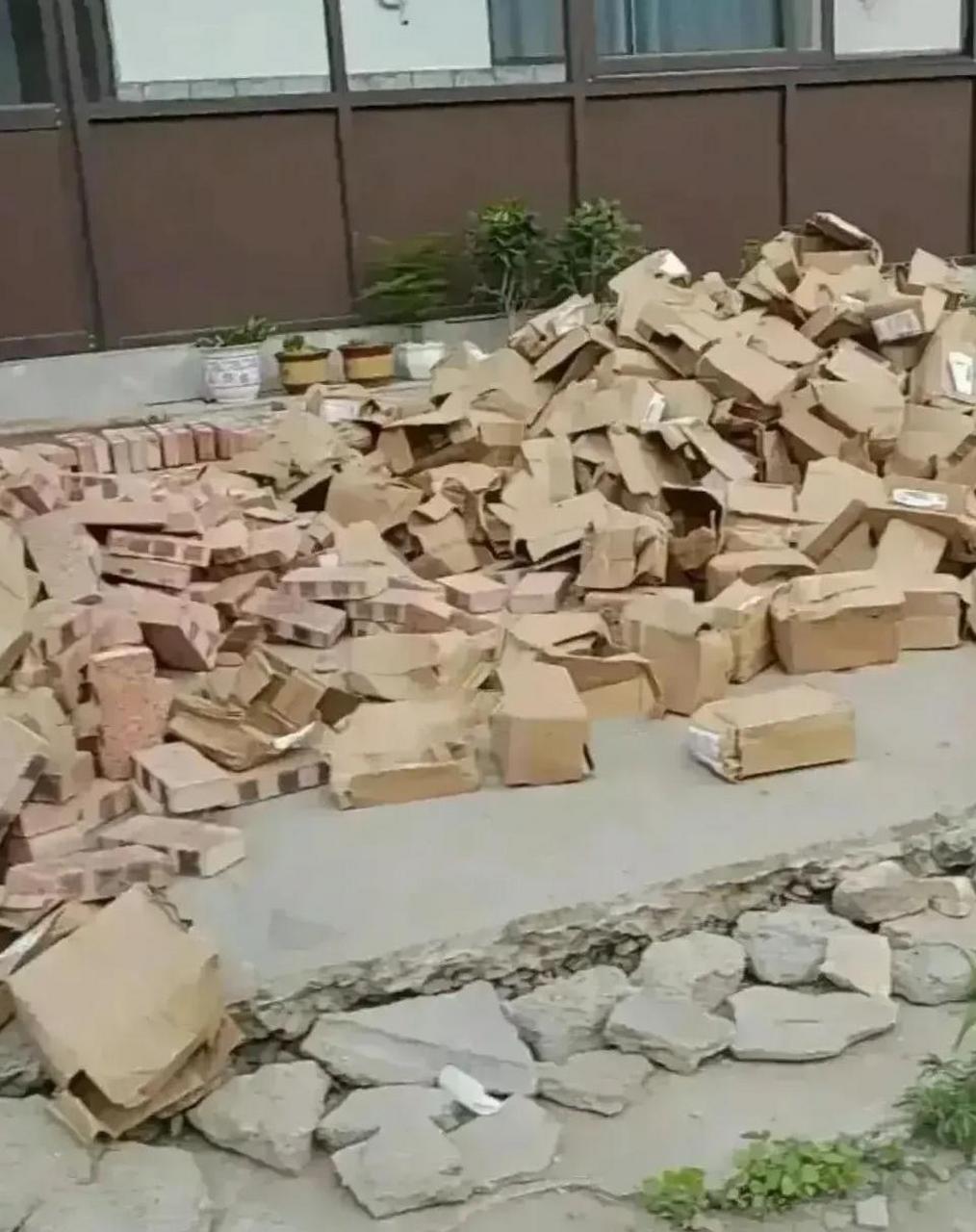 网购了一万块砖头,快递送到家门口,拆包裹拆了两天,求快递小哥的心理