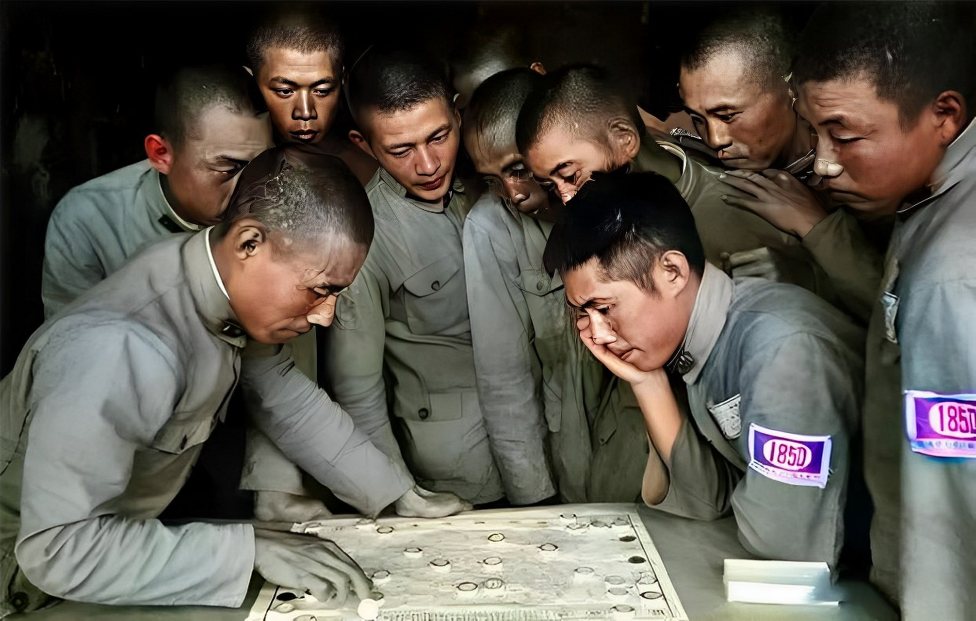 两名来自名学生的康达大学学生在抗战时期认真下棋,其他学生则好奇地