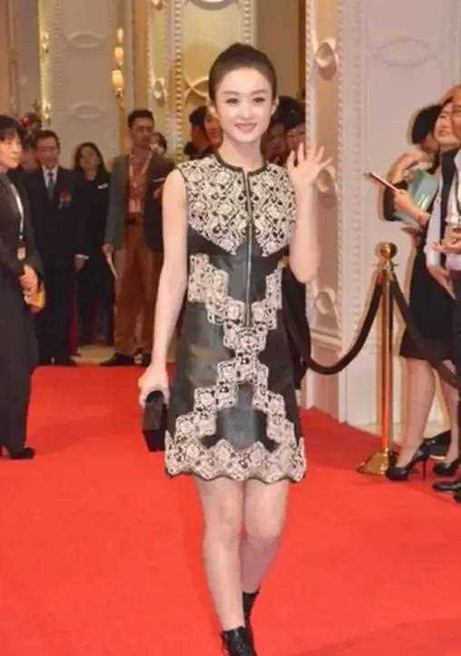 赵丽颖离婚后更有范,穿刺绣皮裙高级又洋气,扎马尾少女感十足.