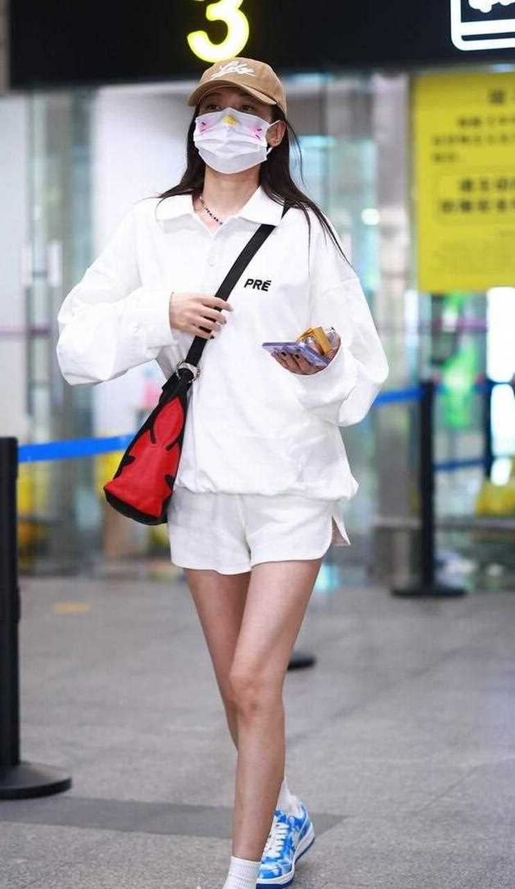 孙怡最新机场照来了,她戴一顶驼色的棒球帽,穿一件白色的翻领长袖卫衣