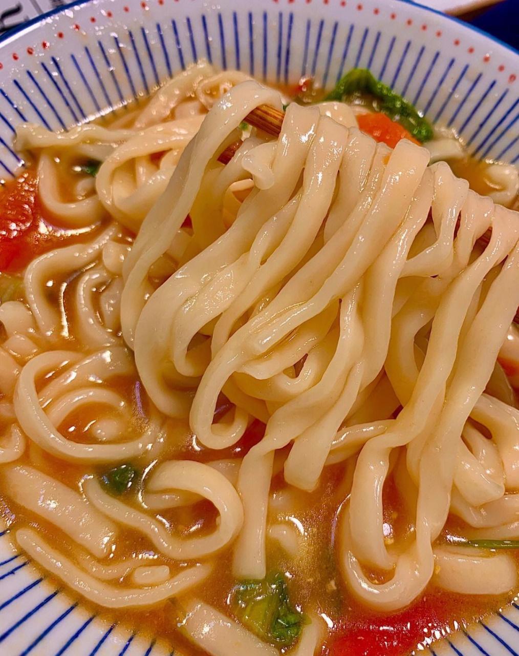 我今天吃的是妈妈教我做的番茄汤面 这个汤面真的是又简单又好吃,我们