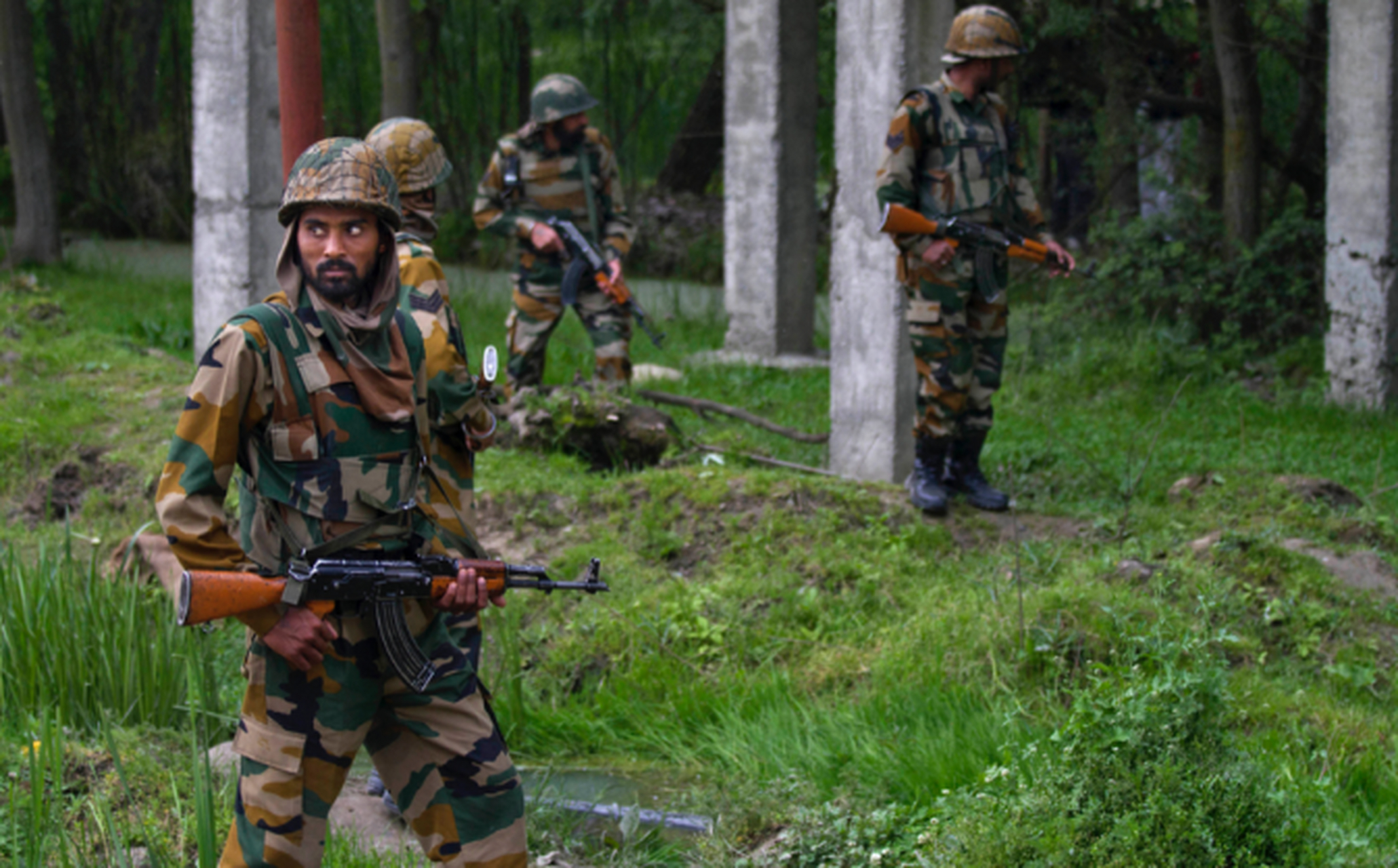 印军在印巴边境遭遇伏击,5名军人被斩首,莫迪失声了,最近全球事态不太