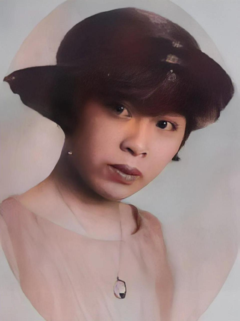 照片中,张幼仪大约15岁,当时被父母安排嫁给了徐志摩.