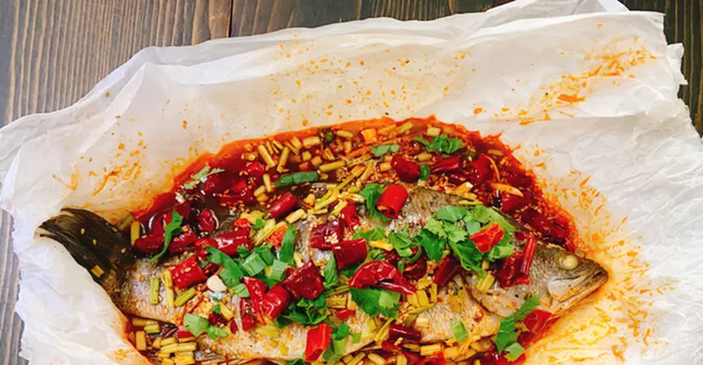 川味麻辣纸包鱼,鱼肉鲜美,香辣够味,纸包鱼可选择麻辣口味,蒜香口味或