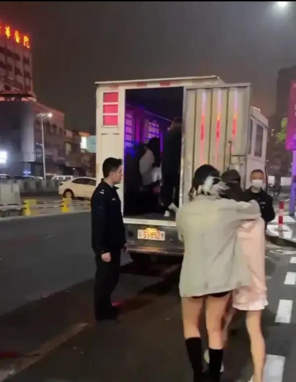 东莞虎门扫黄现场,看阵势还抓了不少,年纪轻轻怎么会走上这条路呢?