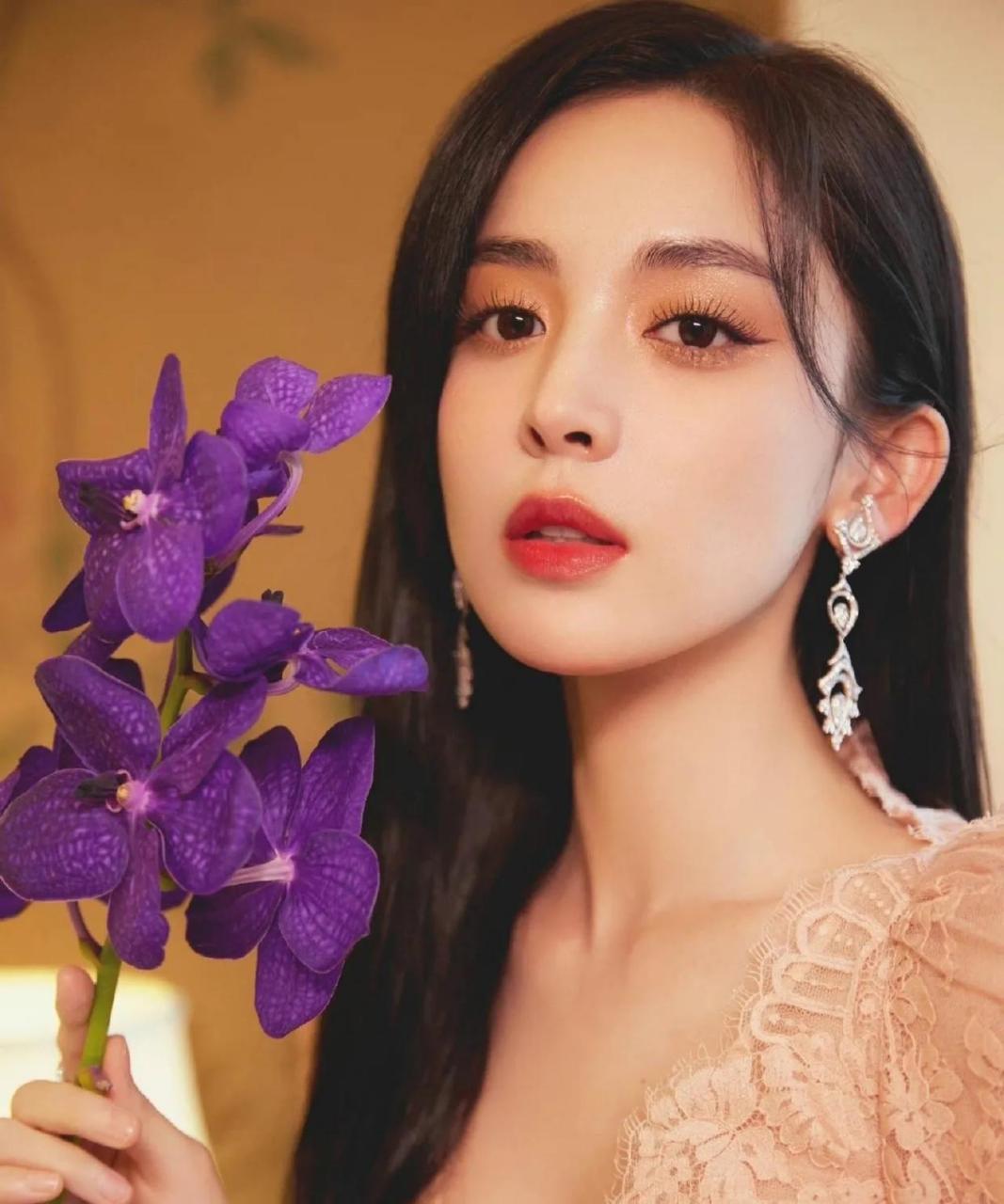 造型十分美艳,女人味飙升,又酷又飒,秒变都市时尚女郎