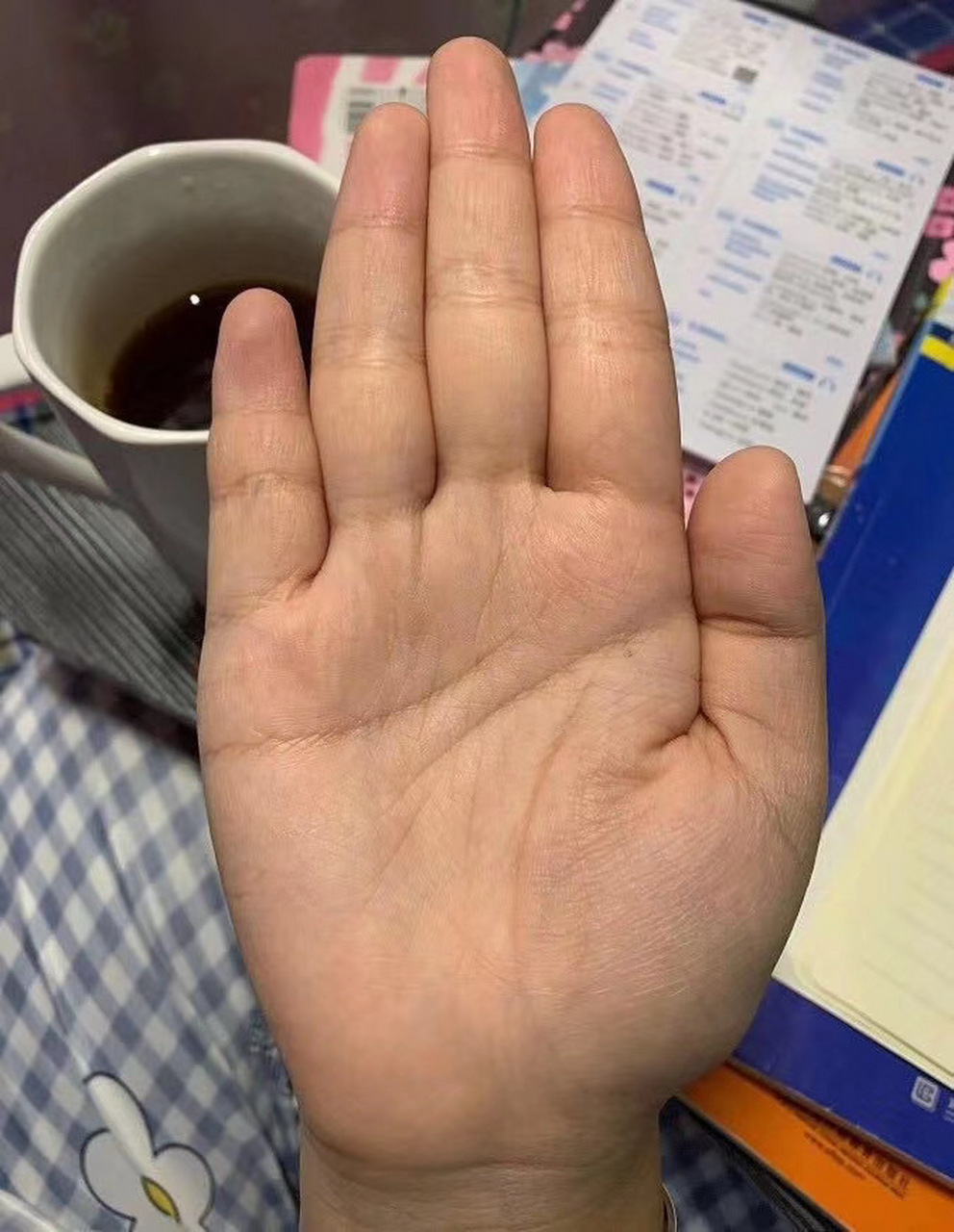 这位女命主的手相,感情线开端呈羽毛状,早期感情运势不顺利,识人能力