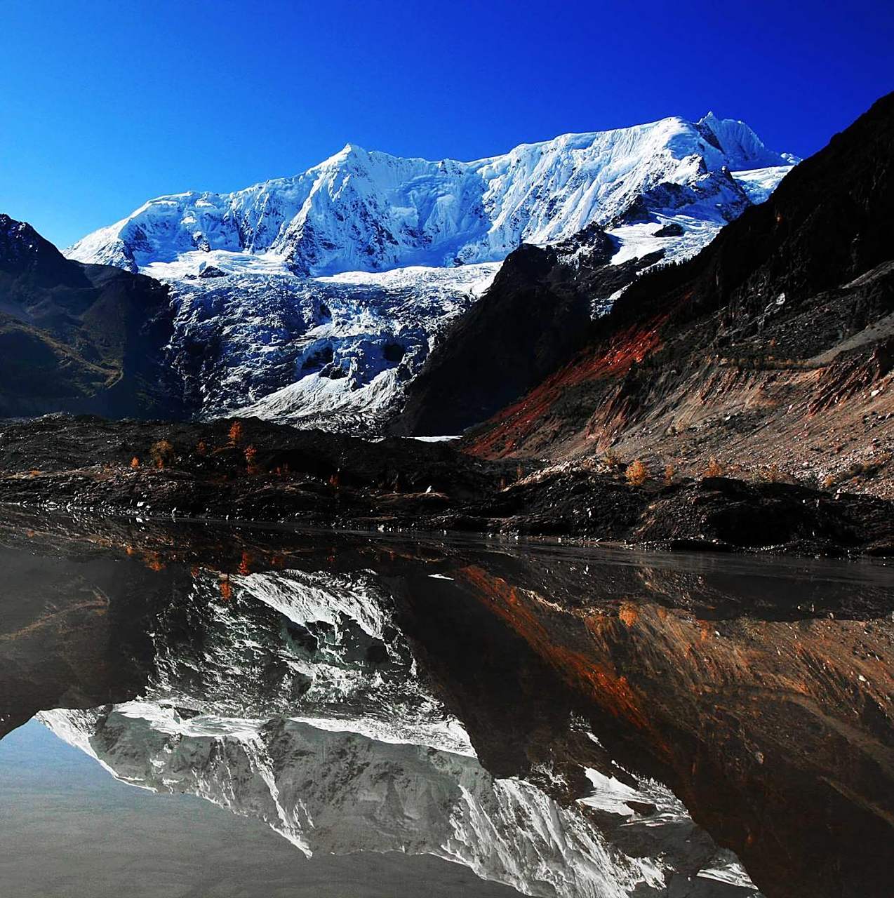 米堆冰川位于西藏林芝地区波密县东约100km处的玉普乡米堆村,湛蓝天空
