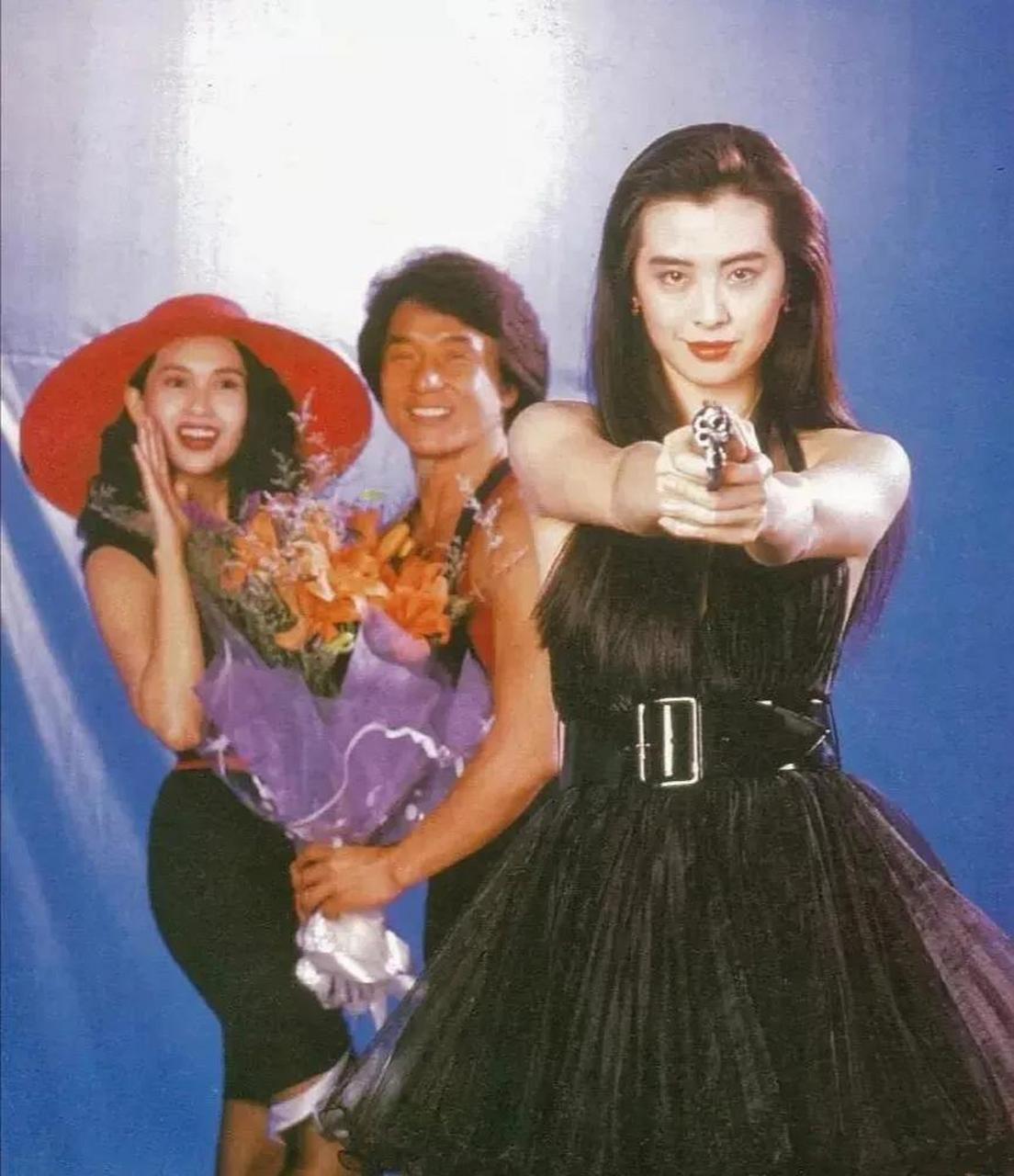 在一张老照片中,邱淑贞,成龙和王祖贤一起拍了一张合影.