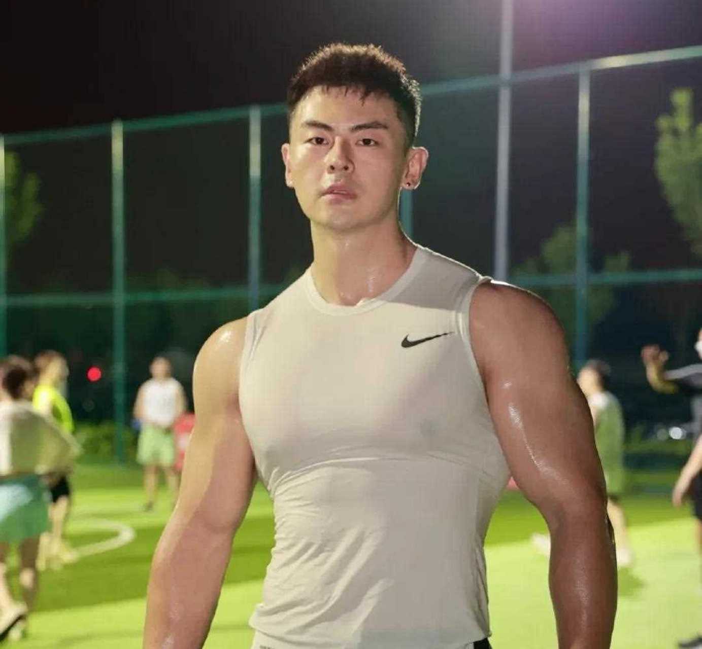 赵宇豪,毕业于北京城市学院,2012世界最佳模特大赛中国区亚军,并获得