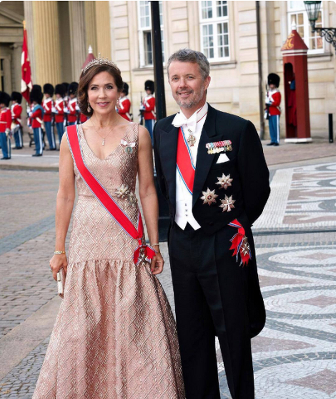 丹麦举办国宴款待挪威国王和王后,  丹麦王储和王储妃身着盛装出席,王