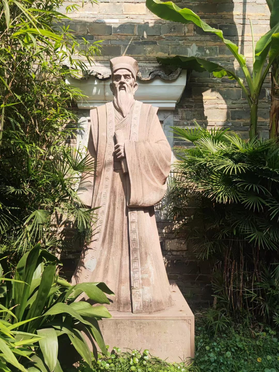 格物致知 王阳明进一步提出了"格物致知"的观念,也就是说,通过对事物