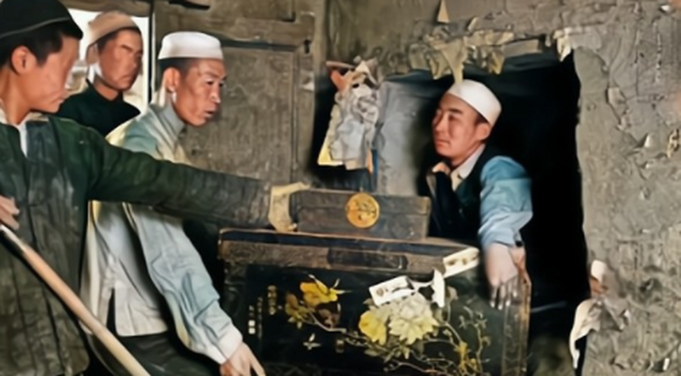 而土改期间,不愿拱手交出他们世代积攒下来财富的地主们,就将这些财物