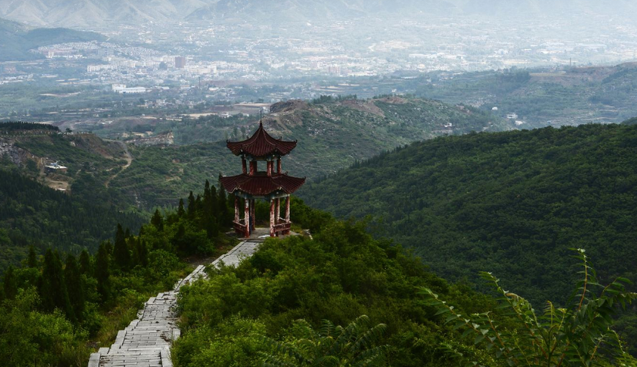 嵩阴风景区位于中岳嵩山北麓,夹津口镇南部卧龙村,嵩山少室山峻极峰西