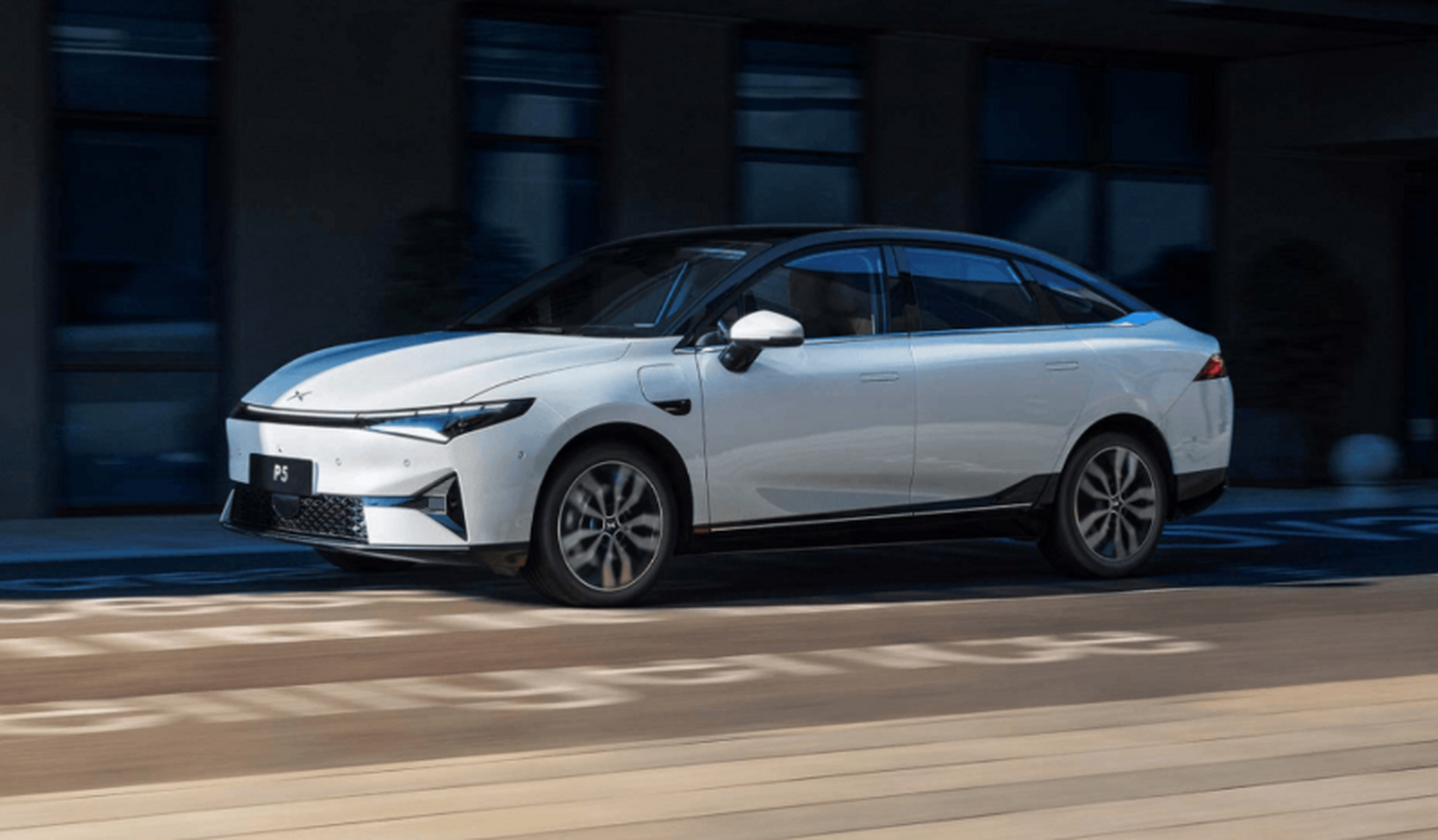 外观方面,小鹏p5智行版仍然延续了现款车的设计,前脸采用x robot face