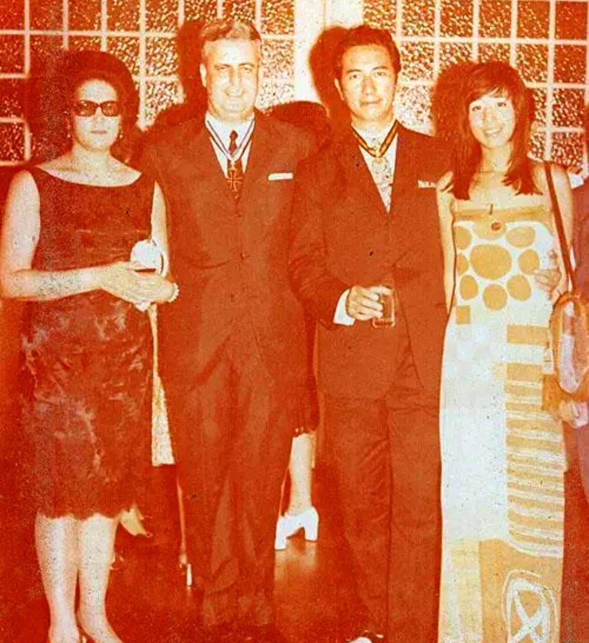 何超英年轻时身材高挑,美丽动人.