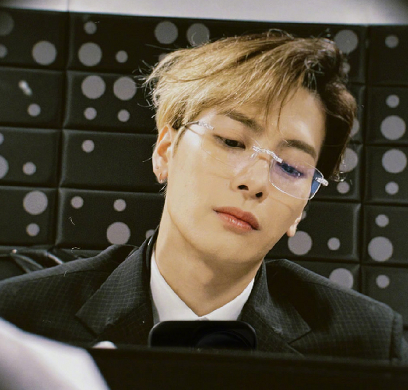 王嘉尔开会开到长出胡子#  工作人员透露嘉尔为选手们的舞台熬了杭父