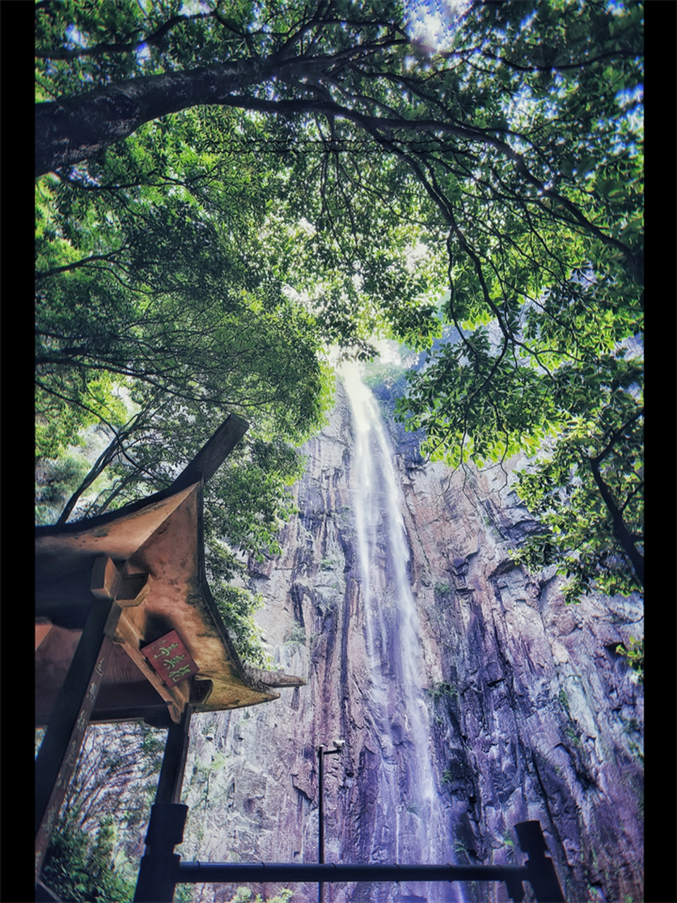 徐凫岩瀑布位于奉化溪口景区内,落差之大号称"浙东第一瀑",以高瀑直泻