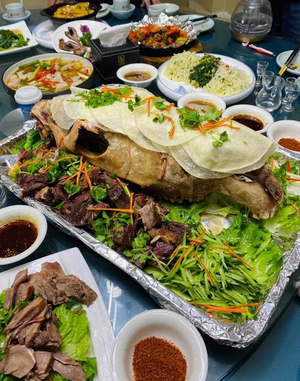 今天同学聚会,去惠济区故事驴吃驴头宴,班长带了一瓶飞天茅台,驴头一