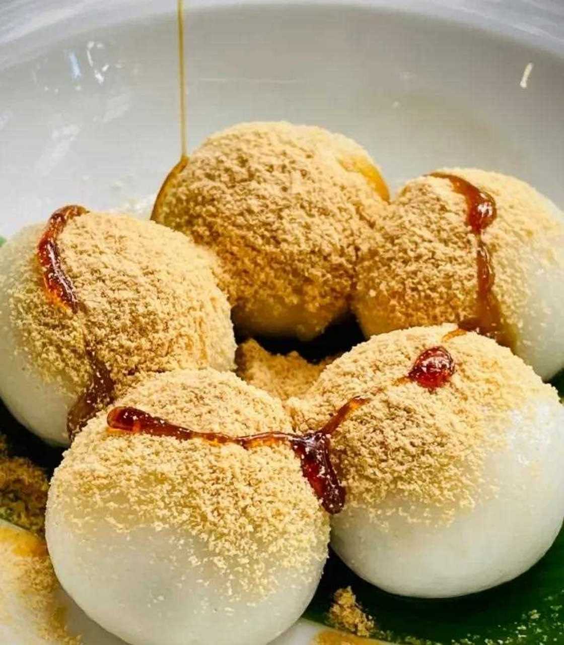 昆明的小吃中,豆面汤圆是比较有代表性的,小吃店基本都能点到这道小吃