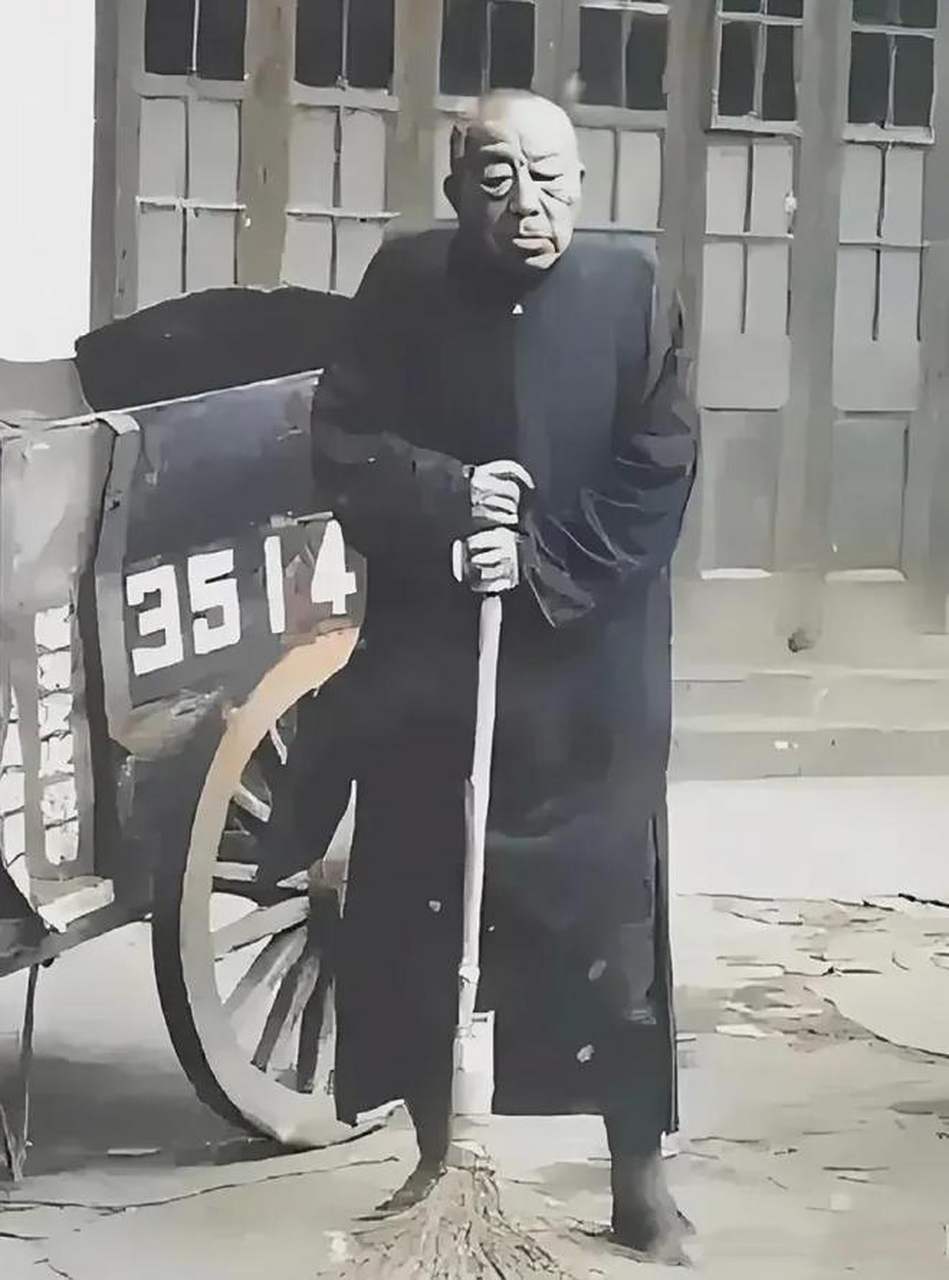 1952年,82岁的黄金荣在上海大剧院门口扫地,只见他手上拿着扫把,穿着