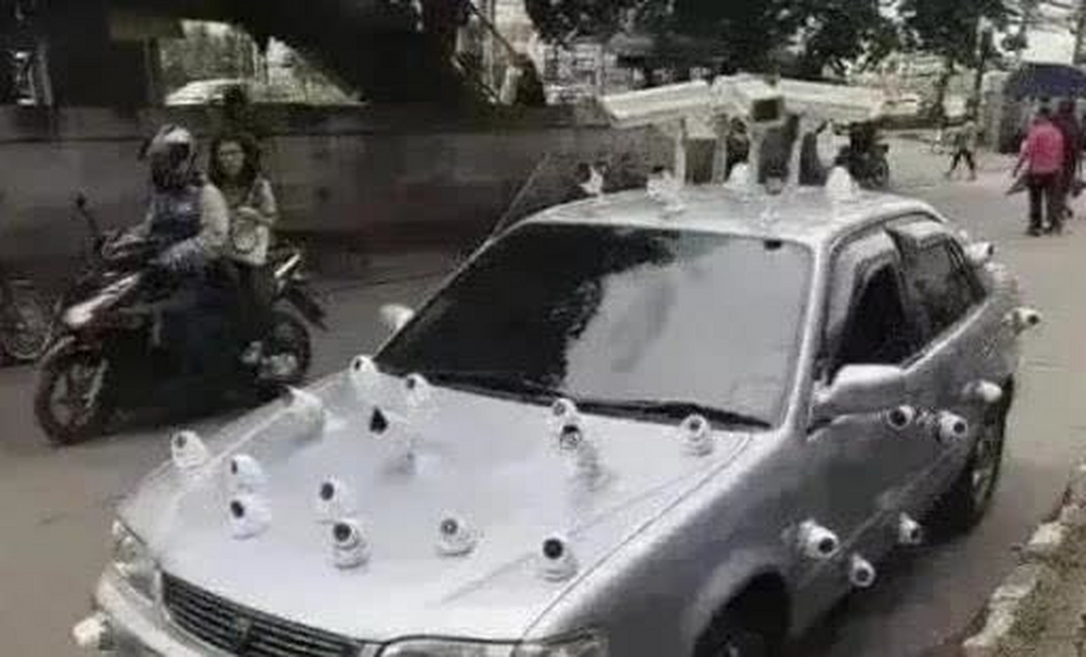 这车里这些摄像头值这个钱吗!  #趣图搞笑#[抠鼻]