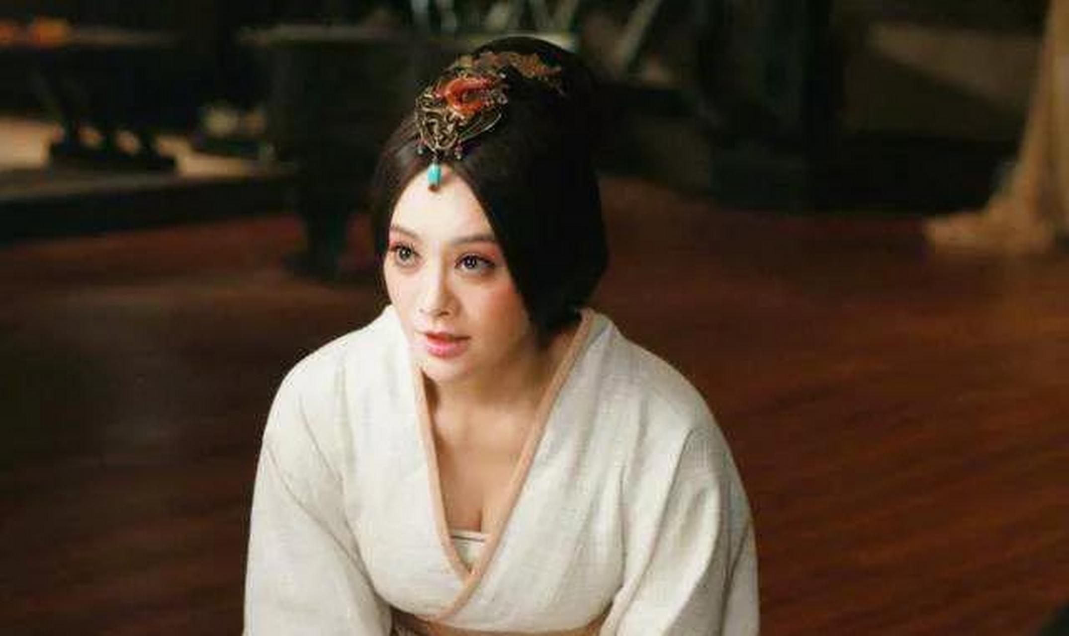 公元前238年,嬴政车裂母亲赵姬的情人嫪毐和两个私生子,赵姬痛骂嬴政