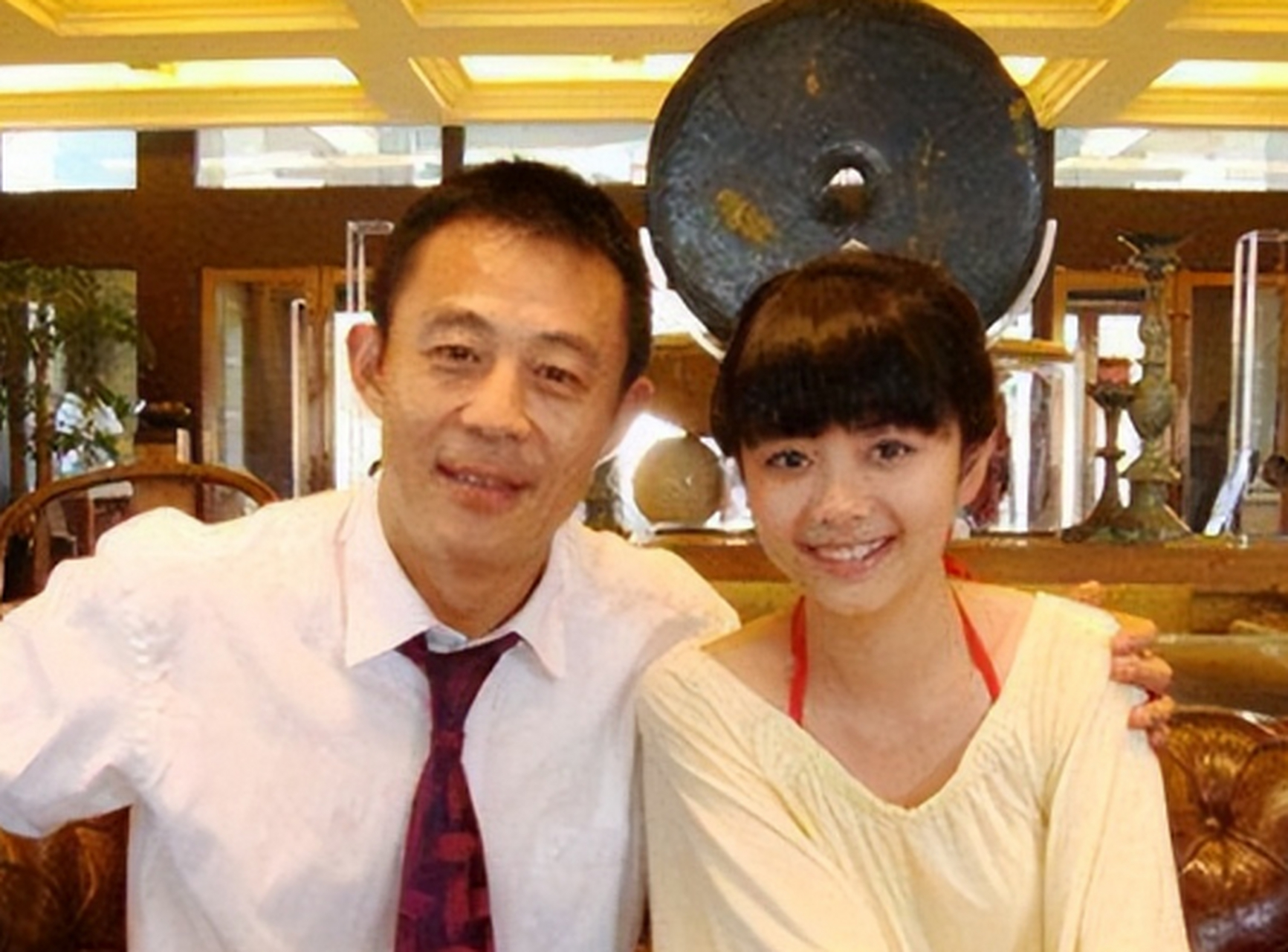 "风流戏骨"侯勇:与沈蓉离婚12年后,带小20岁娇妻看5万元轿车!侯勇被很