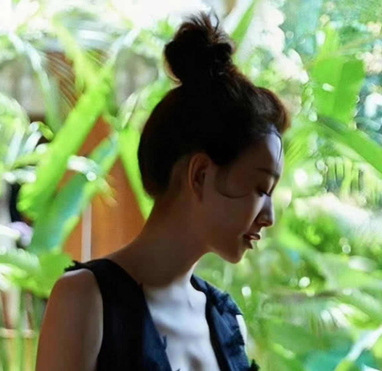 李萧然的锁骨瘦得骨头都露出来了.