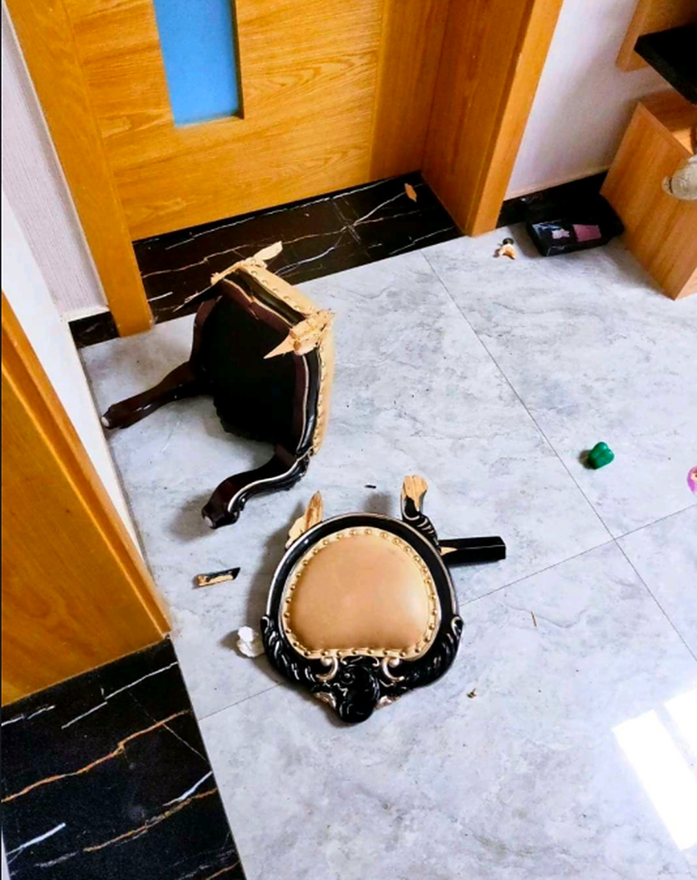 家里一吵架就摔东西,心疼啊