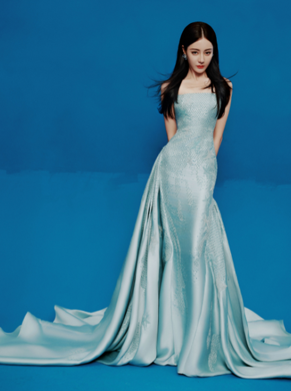 神仙颜值太吸睛了!迪丽热巴美照曝光,瞬间引发网友热议!