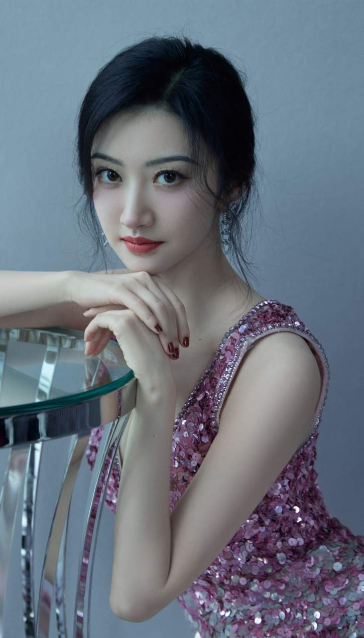 景甜夏日穿搭高清壁纸:随意扎起的头发,优雅的礼服,浪漫美丽,闪闪发光