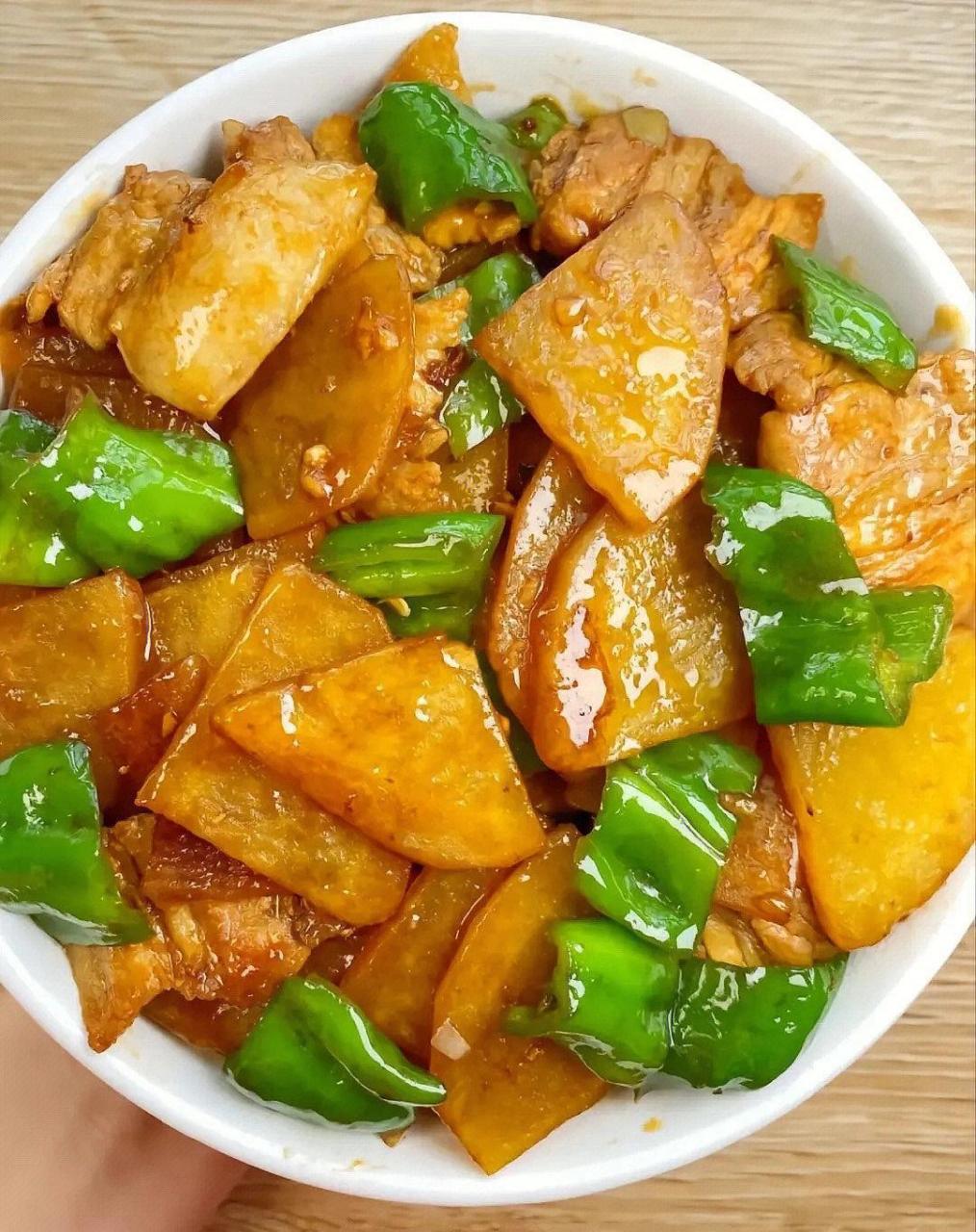 巨美味的青椒土豆片炒肉 酱汁浓郁,拌饭绝了~营养又健康!