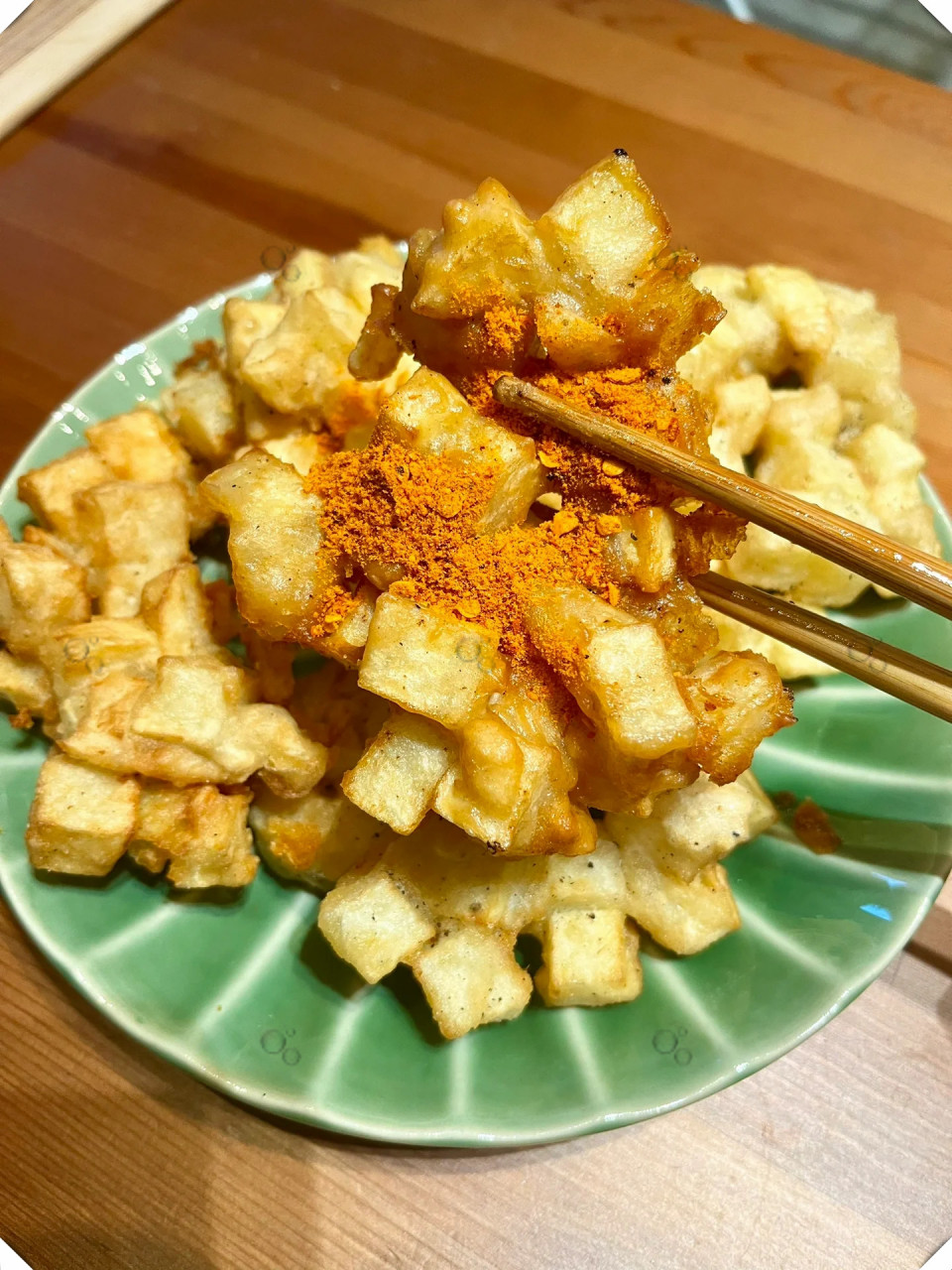 小学门口有个夫妻小摊,一大早就开始卖洋芋粑(虽然有点油腻),一颗就能