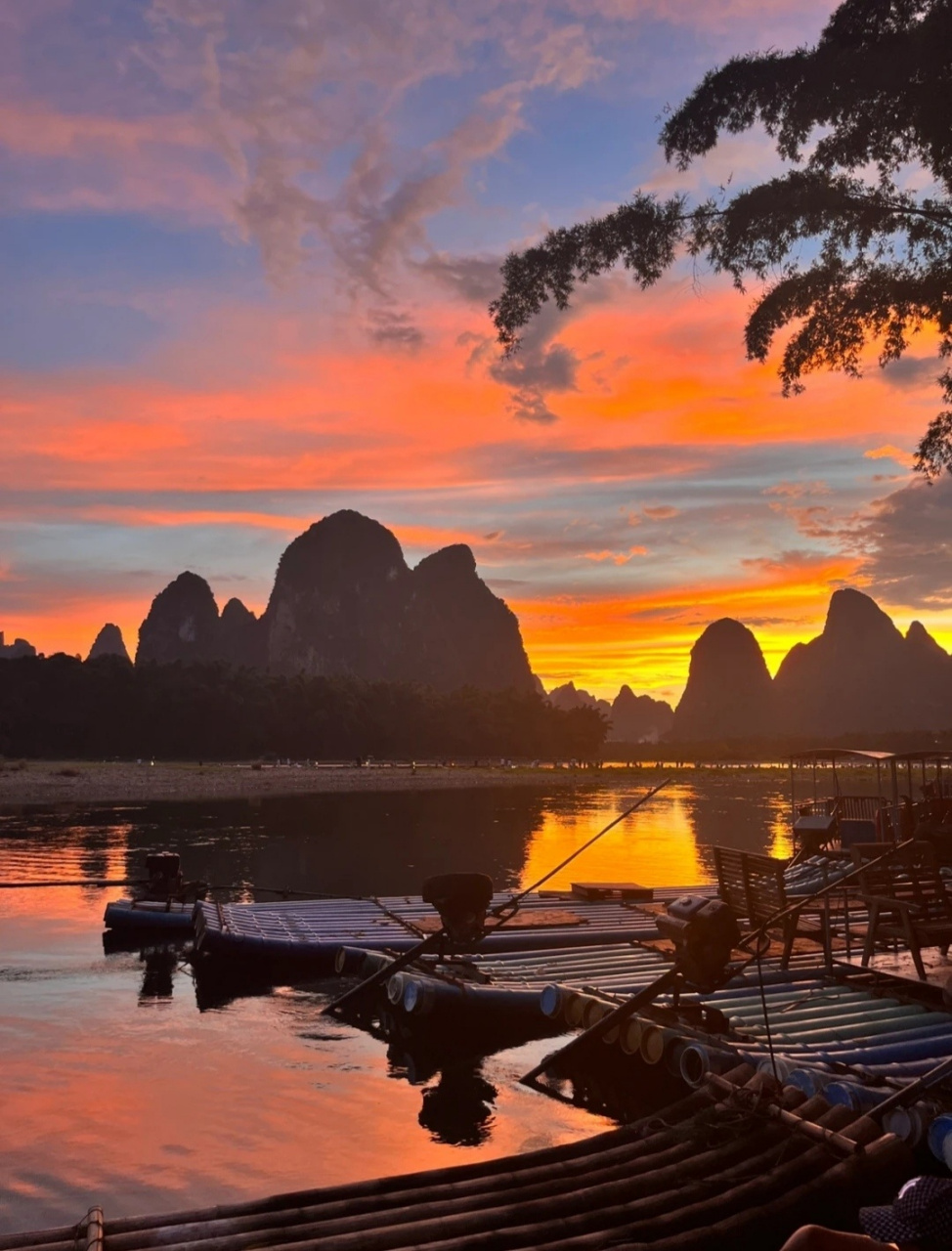 夕阳薰细草,江色映疏帘——漓江美景,暮色更醉人