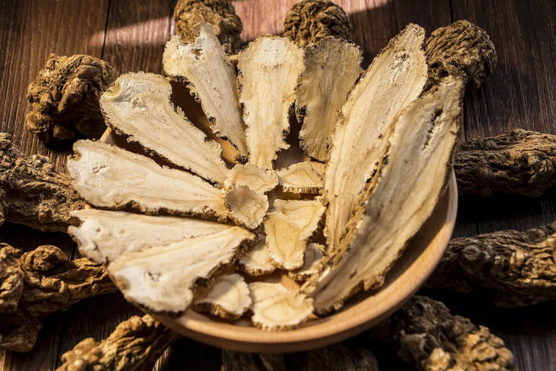 当归,是具有补血补气的功效的中草药,对人体的好处非常多,也十分