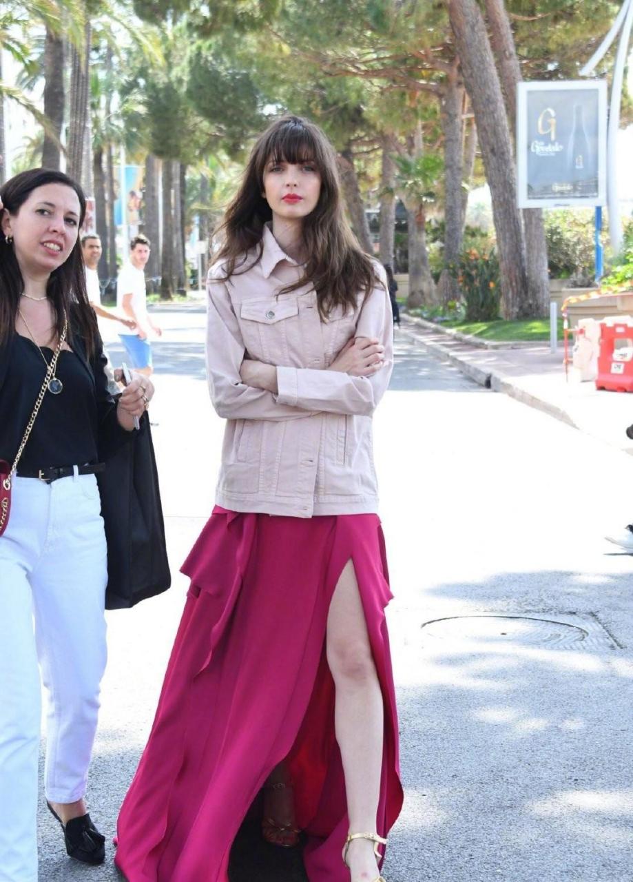 法国女演员annabelle belmondo,齐刘海配吊带裙看上去真的很美,平领