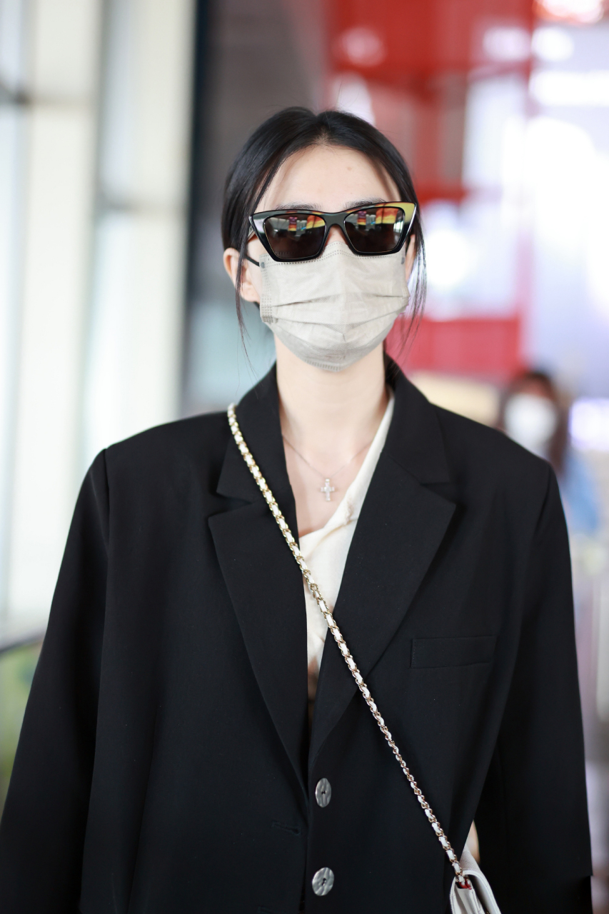 徐璐机场街拍,黑色西装 喇叭牛仔裤 墨镜时髦好看