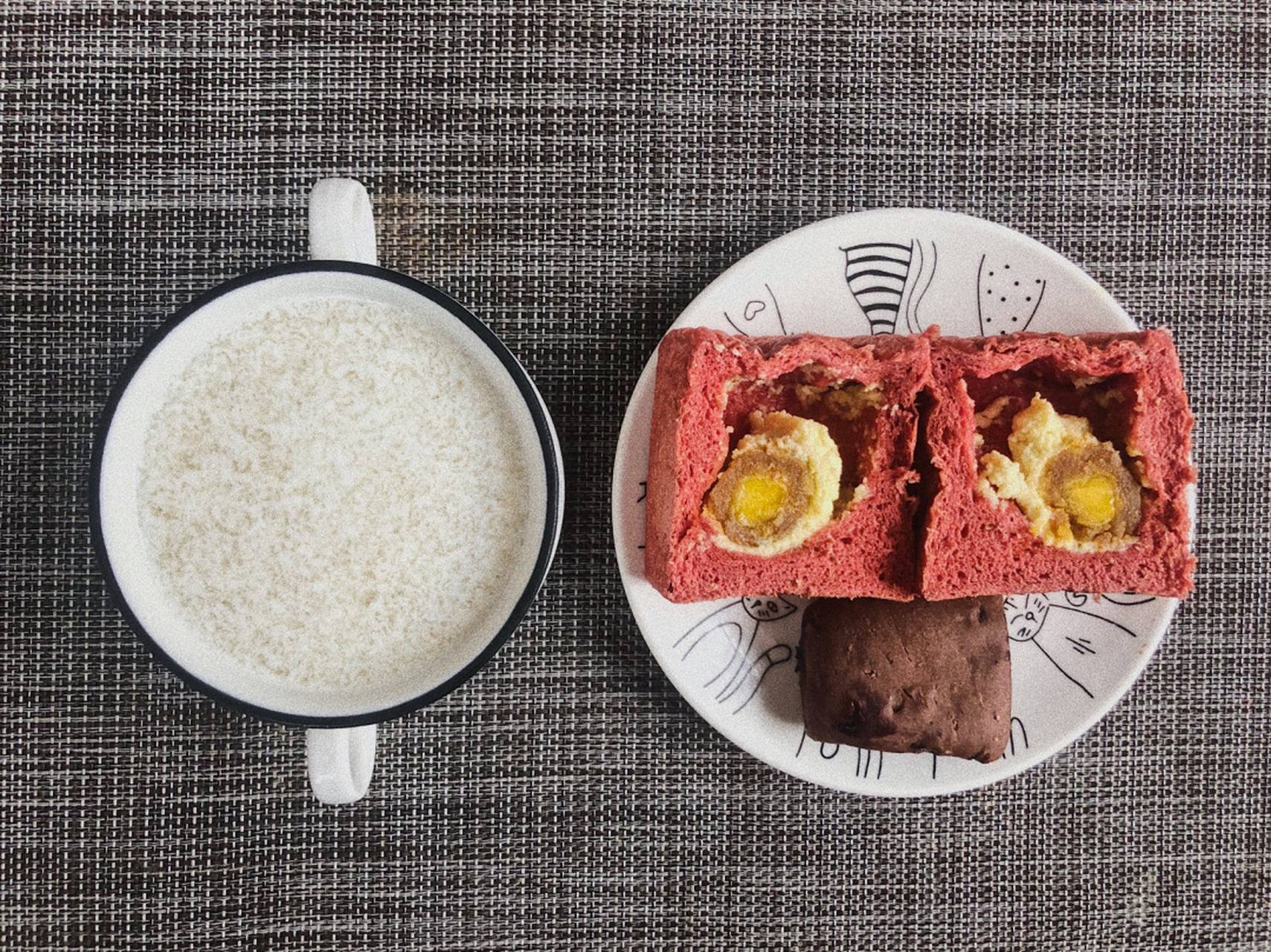 图1吃的橡木盾的咸蛋黄乳酪魔方 咸蛋黄乳酪魔方(2234268kcal/100g)