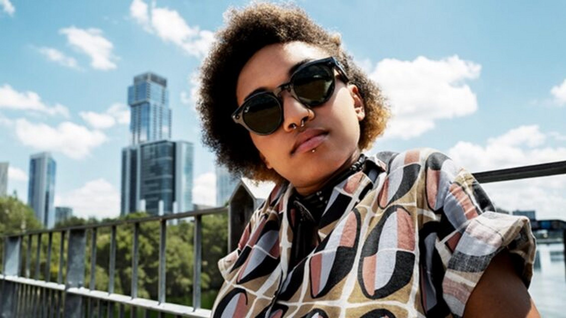 【雷朋与meta推出内置ai功能的智能眼镜】      近日,雷朋和 #meta