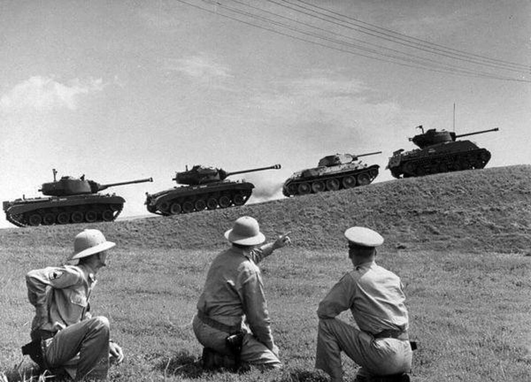 猜坦克 ↓ ↓ ↓ ↓ ↓ ↓ ↓ 从左至右:m46巴顿,m26潘兴,t-34/76