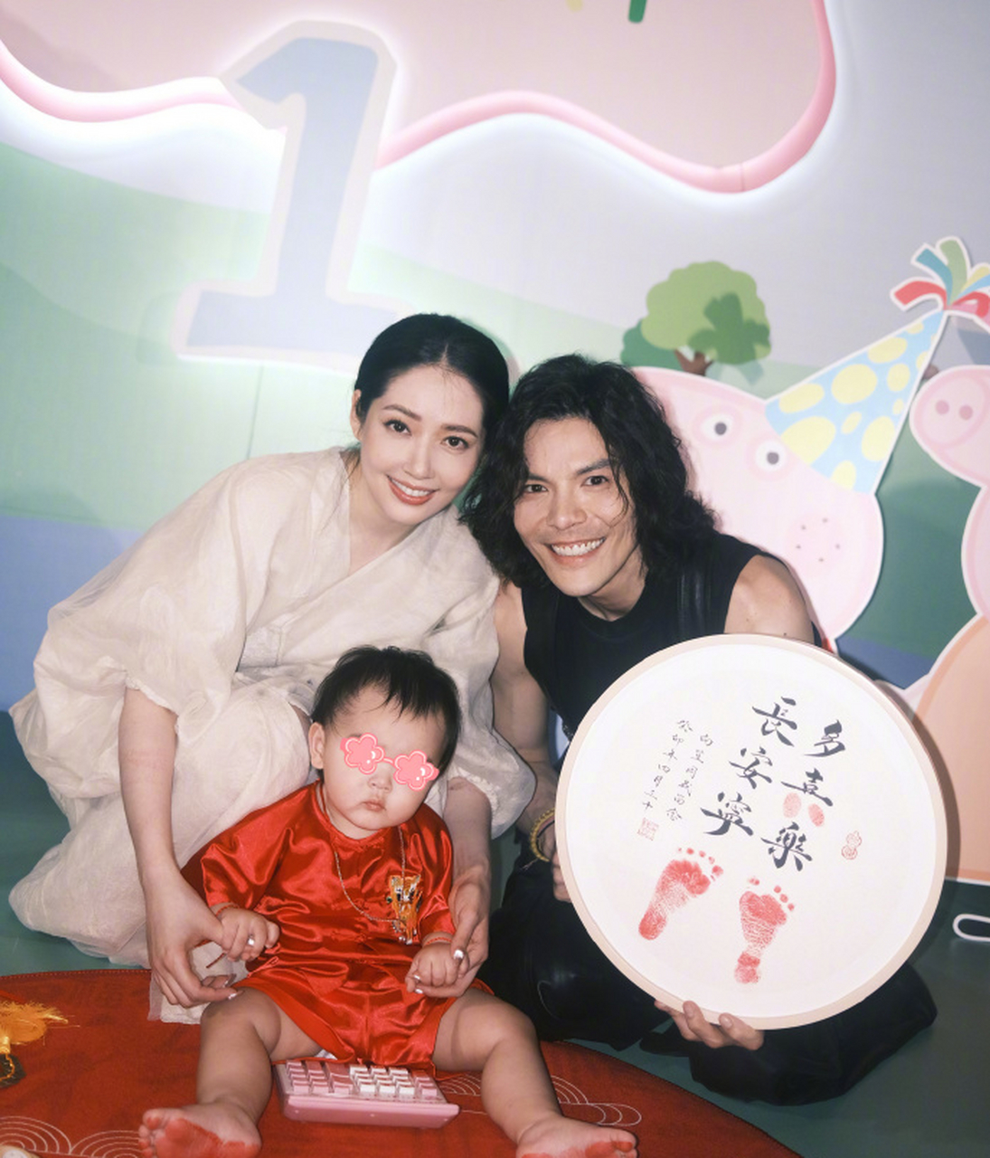 【郭碧婷向佐为二胎儿子办周岁宴,向华强向太出镜祝福,三代同堂超温馨