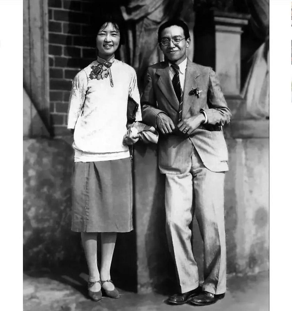 20世纪20年代,梁思成和林徽因年轻貌美,浪漫定格在一次合影中.