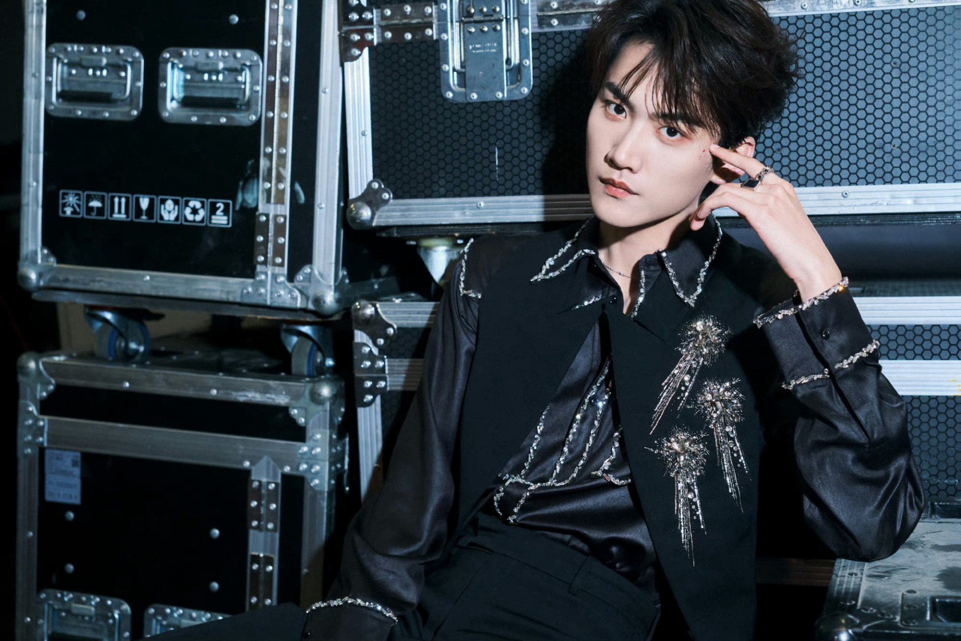 周柯宇广州巡演造型图黑色衬衫太帅了张力拉满,巡演继续中,一起狂欢吧