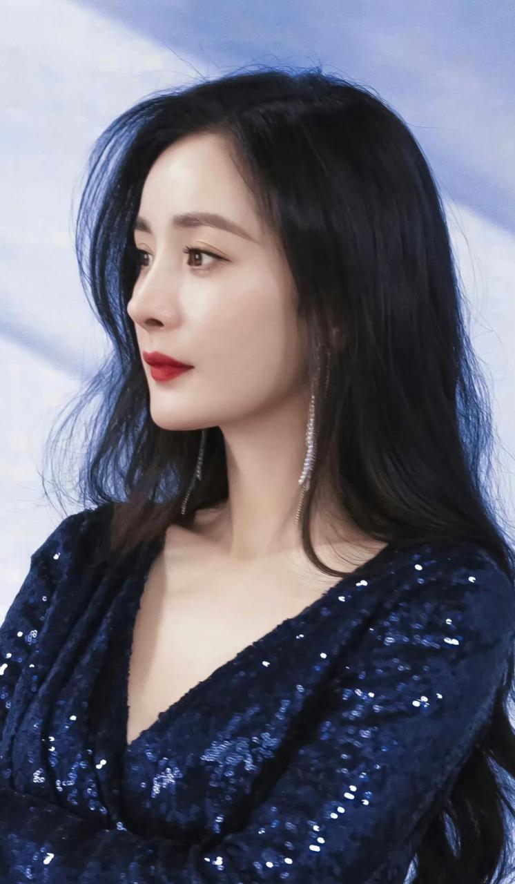 百变女王大幂幂,即有风情万种又有可爱性感的一面,不愧是杨幂