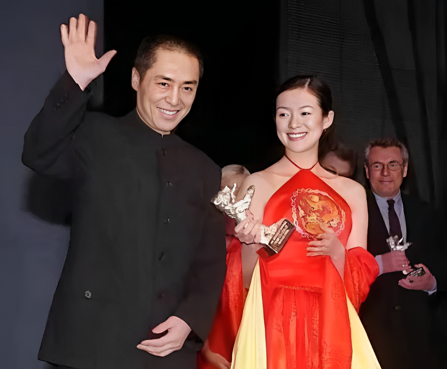 1998年,张艺谋带着章子怡去了柏林国际电影节,在那里,章子怡的衣服