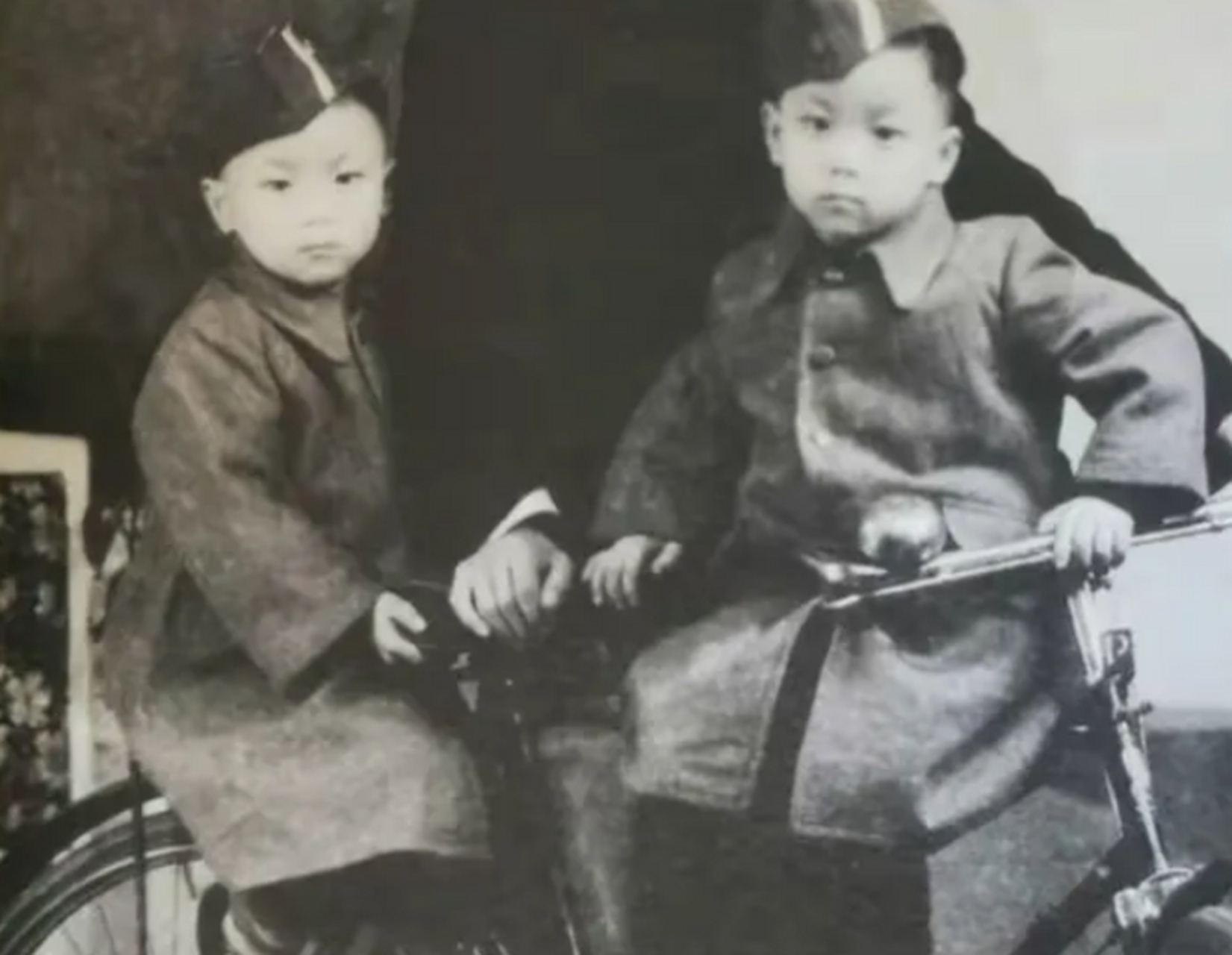 1942年,章亚若为蒋经国生下双胞胎儿子后,突然腹痛如绞,医生为她打针