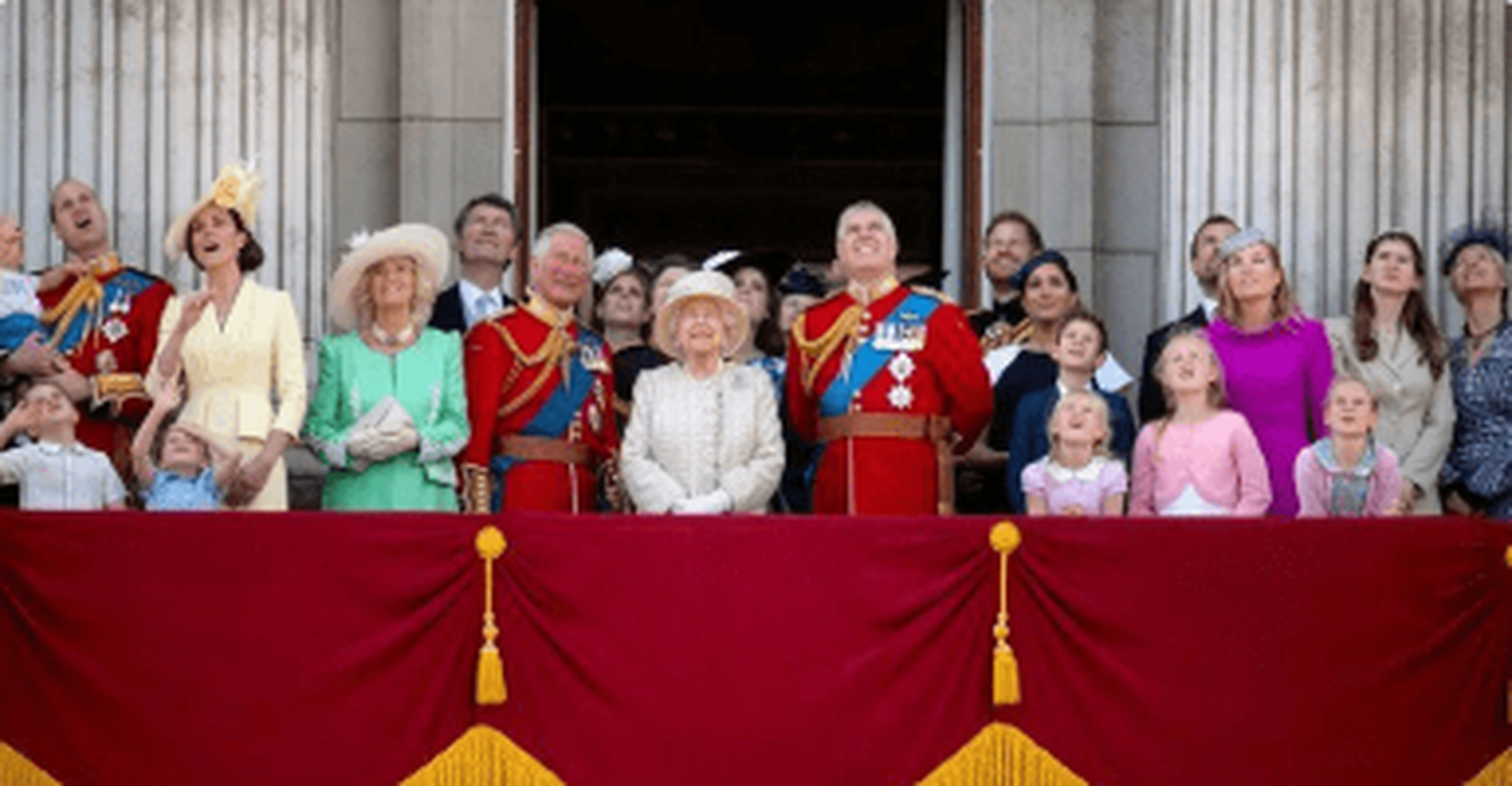 白金汉宫的阳台曾经是热闹非凡,风光无限的场所.